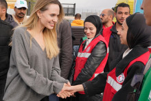 Americk&aacute; herečka a producentka Angelina Jolieov&aacute; sa zdrav&iacute; s pracovn&iacute;čkami Červen&eacute;ho polmesiaca počas n&aacute;v&scaron;tevy hraničn&eacute;ho priechodu medzi Egyptom a Gazou v Rafahu z 2. janu&aacute;ra 2026. FOTO: TASR/AP