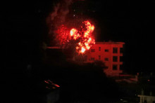 Budova, ktor&aacute; sa stala terčom leteck&eacute;ho &uacute;toku izraelskej arm&aacute;dy v dedine Kafr Hatta na juhu Libanonu. FOTO: TASR/AP