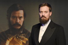 Na sn&iacute;mke herec Luk&aacute;&scaron; Pelč (Ľudov&iacute;t &Scaron;t&uacute;r) p&oacute;zuje počas novin&aacute;rskej projekcie filmu &Scaron;t&uacute;r. FOTO: TASR/Pavel Neubauer