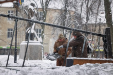 Odborn&iacute;ci pracuj&uacute; na mieste &uacute;toku rusk&eacute;ho dronu na detsk&eacute; ihrisko pri pam&auml;tn&iacute;ku Stepana Banderu v centre Ľvova. FOTO: Reuters