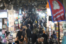 Ľudia v Teher&aacute;ne. FOTO: Reuters