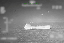 Z&aacute;bery z videa zverejnen&eacute;ho Južn&yacute;m velen&iacute;m americk&yacute;ch ozbrojen&yacute;ch s&iacute;l ukazuj&uacute; tanker Veronica. FOTO: Reuters/SOUTHCOM