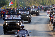 Kub&aacute;nci si uctili pamiatku vojakov, ktor&iacute; zahynuli pri americkom &uacute;toku a zajat&iacute; prezidenta Nicolasa Madura. FOTO: Reuters
