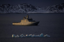 D&aacute;nska vojensk&aacute; pobrežn&aacute; hliadkov&aacute; loď P572 HDMS Lauge Koch sa plav&iacute; neďaleko pr&iacute;stavu Nuuk v Gr&oacute;nsku. FOTO: Reuters