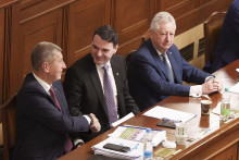 Sch&ocirc;dza českej Poslaneckej snemovne. Na sn&iacute;mke premi&eacute;r Andrej Babi&scaron; (ANO) a Petr Macinka (Motoristi). FOTO: Mafra/Ladislav Křivan