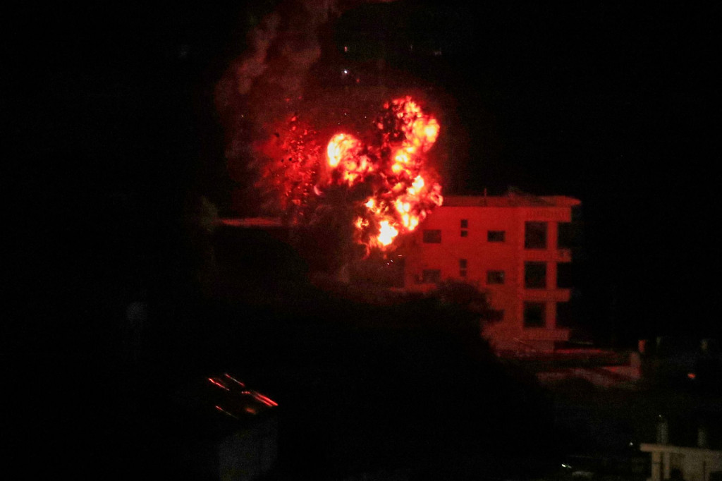 Budova, ktor&aacute; sa stala terčom leteck&eacute;ho &uacute;toku izraelskej arm&aacute;dy v dedine Kafr Hatta na juhu Libanonu. FOTO: TASR/AP