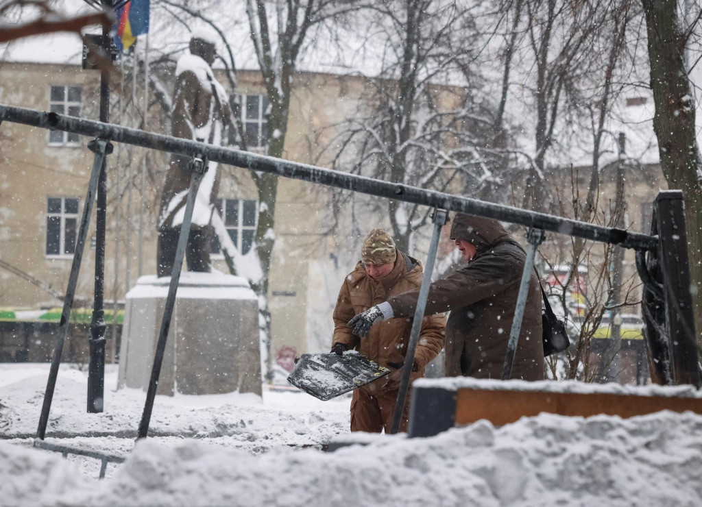Odborn&iacute;ci pracuj&uacute; na mieste &uacute;toku rusk&eacute;ho dronu na detsk&eacute; ihrisko pri pam&auml;tn&iacute;ku Stepana Banderu v centre Ľvova. FOTO: Reuters