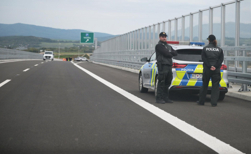 Na sn&iacute;mke nov&yacute;, vy&scaron;e 14 kilometrov dlh&yacute; ťah r&yacute;chlostnej cesty R2 Ko&scaron;ice, &Scaron;aca - Ko&scaron;ick&eacute; Oľ&scaron;any, II. &uacute;sek, ktor&yacute; sl&aacute;vnostne otvorili v Ko&scaron;iciach 24. septembra 2025.. FOTO:TASR/F. Iv&aacute;n