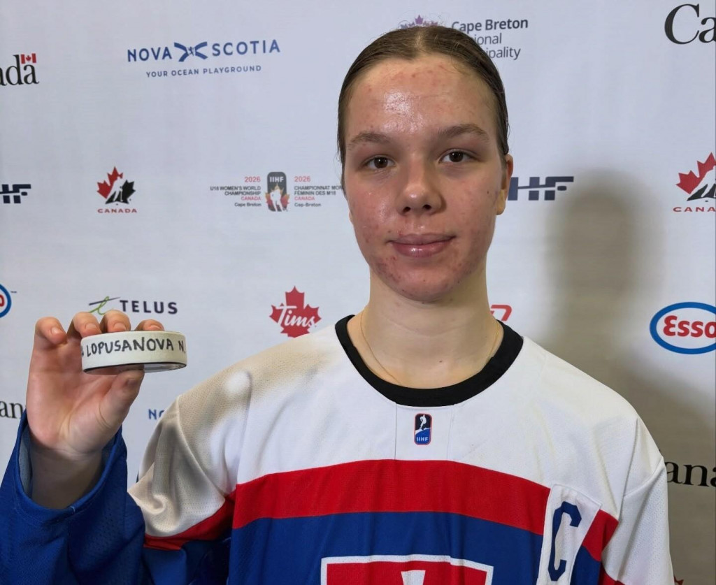 Nela Lopu&scaron;anov&aacute; s pukom, ktor&yacute;m dosiahla z&iacute;skanie rekordn&eacute;ho 33. bodu. FOTO: FB/Hockey Slovakia
