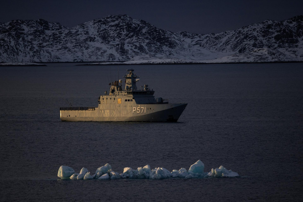 D&aacute;nska vojensk&aacute; pobrežn&aacute; hliadkov&aacute; loď P572 HDMS Lauge Koch sa plav&iacute; neďaleko pr&iacute;stavu Nuuk v Gr&oacute;nsku. FOTO: Reuters