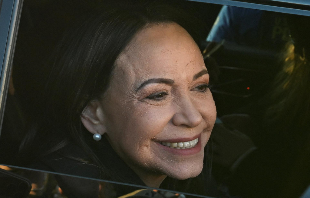 Venezuelsk&aacute; opozičn&aacute; l&iacute;derka Maria Corina Machadov&aacute; sed&iacute; vo vozidle pri odchode zo stretnutia s americk&yacute;mi sen&aacute;tormi po stretnut&iacute; s americk&yacute;m prezidentom Donaldom Trumpom v Bielom dome vo Washingtone.FOTO: Reuters