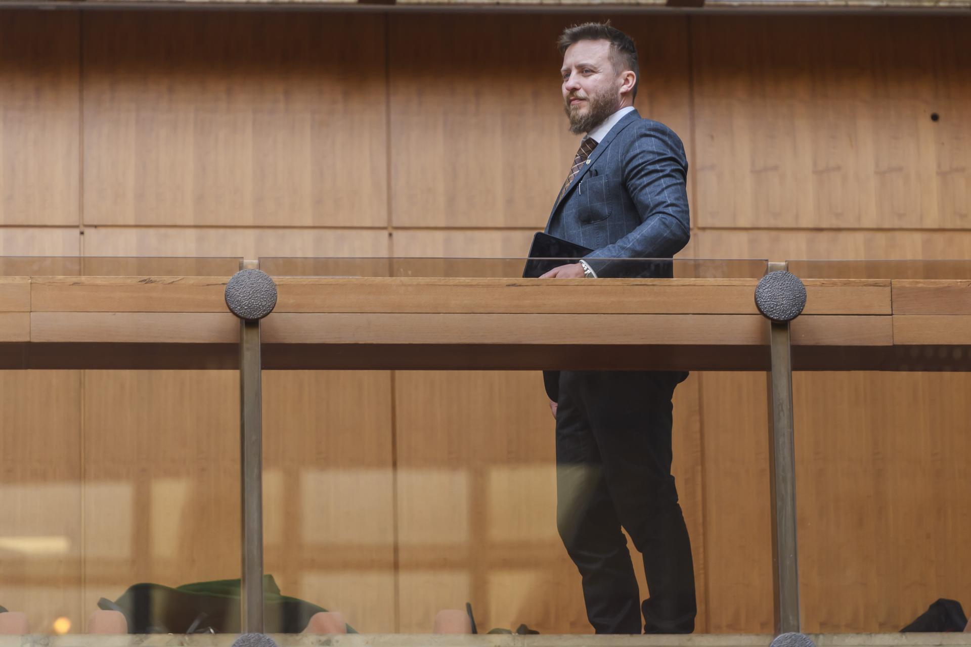 Zo svojho postu nikdy neodstúpim, odkázal Kotlár. Na odchod nevidí dôvod, tvrdí, že chráni ústavu