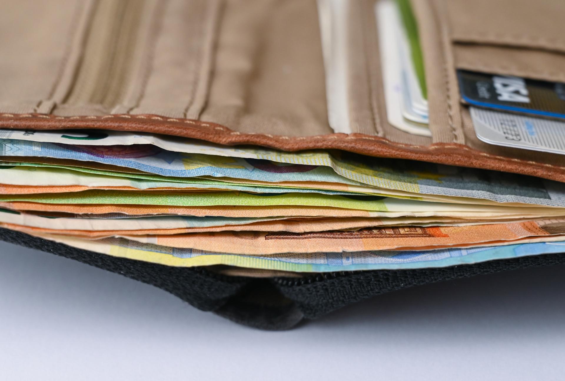 Peniaze sú najčastejším dôvodom, ktorý bráni Slovákom ku šťastiu, uvádza prieskum