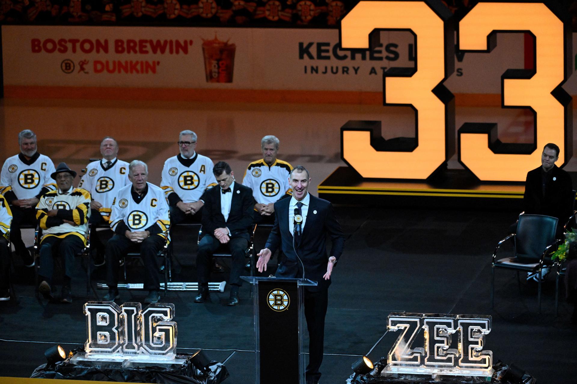 Pocta pre slovenskú legendu. Boston vyvesil dres Zdena Cháru pod strop slávnej arény, lano ťahali jeho deti