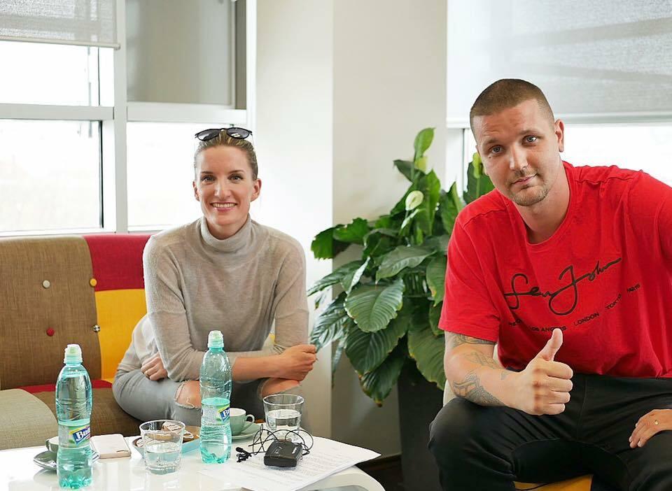 Slovenská rapová scéna sa zobudila do tragického rána. Zomrel moderátor a hypeman Osťo