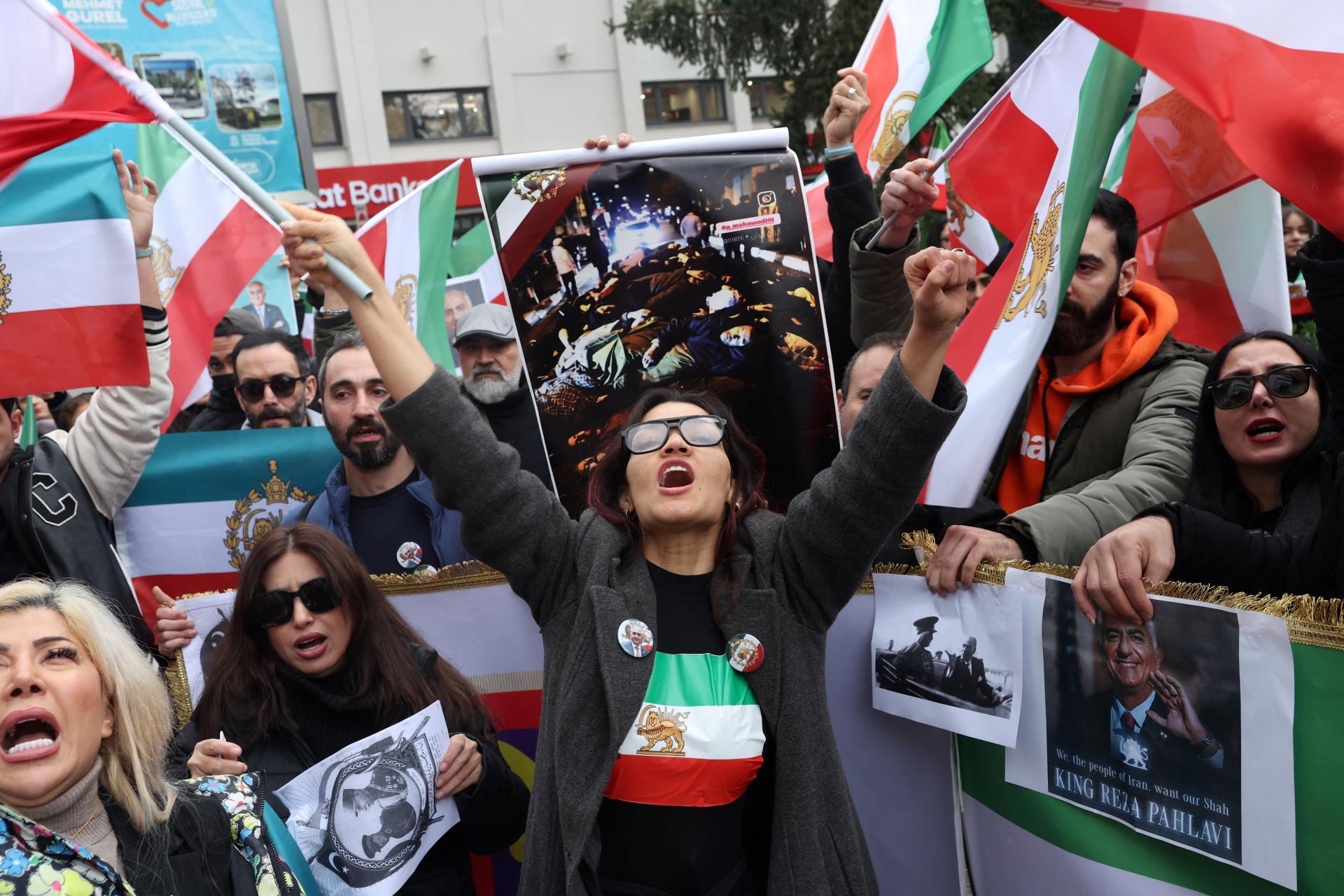 Protivládne protesty v Iráne režim zrejme zatiaľ potlačil, myslia si experti