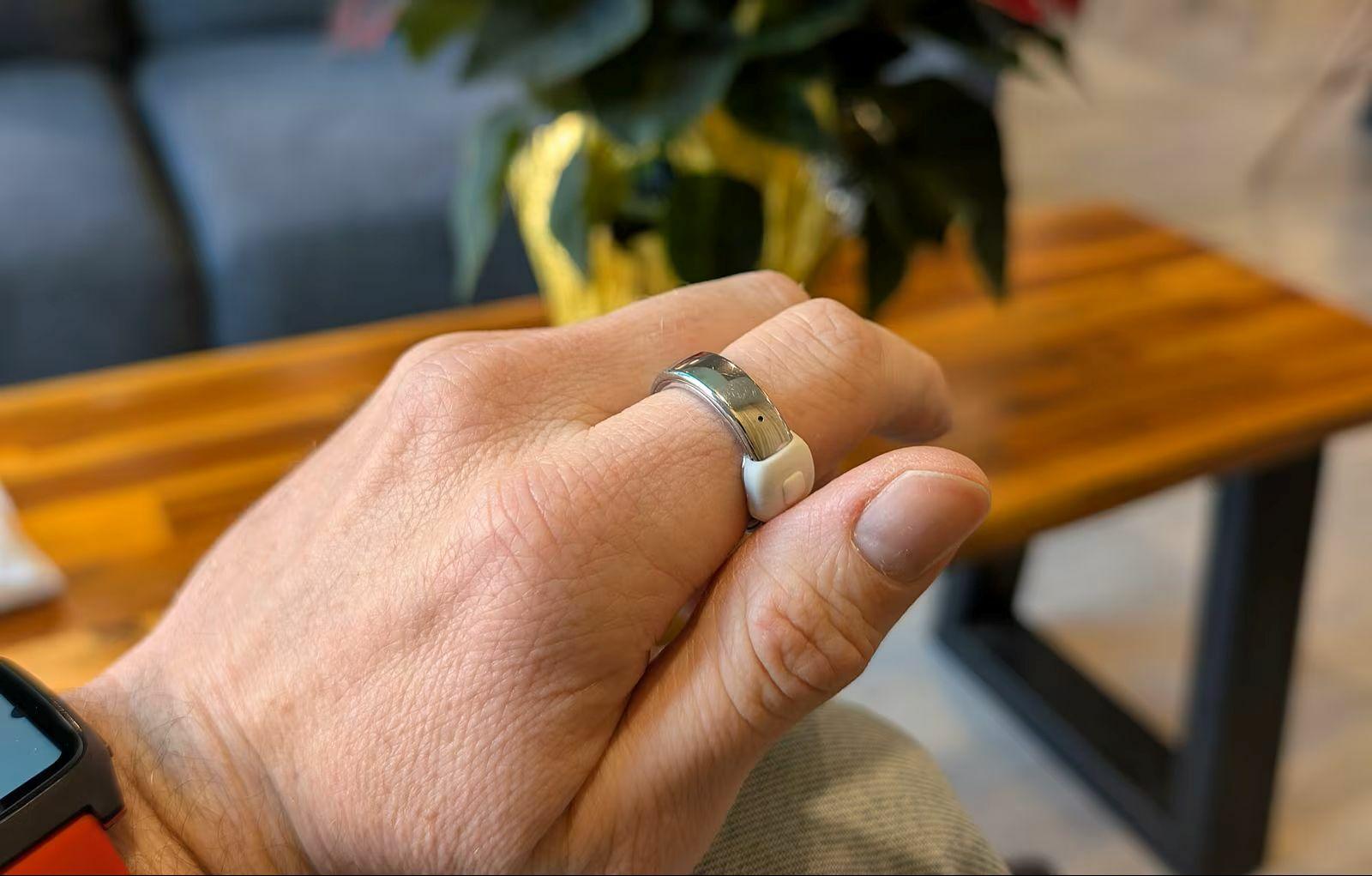 Šikovný prsteň, ktorý bude nočnou morou e-shopov. Ponúkne jedinú funkciu a po vybití ho môžete vyhodiť