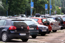 Parkovanie v Petr�žalke. FOTO: arch&iacute;v HN