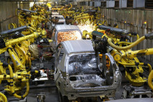 Automobilky hl&aacute;sia ďal&scaron;&iacute; pokles. Ich p&aacute;du maj&uacute; zabr&aacute;niť niž&scaron;ie dane a odvody, o ktor&yacute;ch n&aacute;hle hovor&iacute; aj premi&eacute;r Robert Fico. ILUSTRAČN&Eacute; FOTO: HN/Peter Mayer