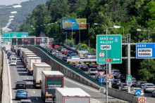 Kami&oacute;ny stojace v kol&oacute;ne pred tunelom Sitina v Bratislave. FOTO: TASR/Dano Veselsk&yacute;