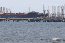 Ropn&yacute; tanker MT Bandra plaviaci sa pod vlajkou Guiney, na ktor&yacute; s&uacute; uvalen&eacute; sankcie, vedľa in&eacute;ho plavidla v termin&aacute;li El Palito neďaleko Puerto Cabello vo Venezuele 29. decembra 2025. FOTO: REUTERS
