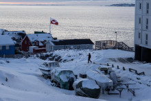 Gr&oacute;nska vlajka veje v hlavnom meste Nuuk. FOTO: Reuters