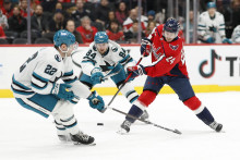 Center Washington Capitals Connor McMichael, obranca San Jose Sharks Vincent Iorio a ľav&eacute; kr&iacute;dlo Sharks Pavol Regenda. FOTO: Reuters/Geoff Burke-Imagn Images