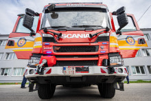 Na sn&iacute;mke uk&aacute;žka nov&eacute;ho hasičsk&eacute;ho vozidla počas tlačovej konferencie prezidenta Hasičsk&eacute;ho a z&aacute;chrann&eacute;ho zboru Adri&aacute;na Mifkoviča v Žiline v stredu 10. septembra 2025. FOTO: TASR/Daniel Stehl&iacute;k