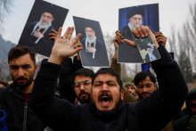 Ka&scaron;m&iacute;rski &scaron;iitsk&iacute; moslimovia držia fotografie ir&aacute;nskeho najvy&scaron;&scaron;ieho vodcu ajatoll&aacute;ha Al&iacute;ho Chamene&iacute;ho. FOTO: Reuters