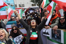Ir&aacute;nci žij&uacute;ci v Turecku sa z&uacute;častňuj&uacute; zhromaždenia na podporu celo&scaron;t&aacute;tnych protestov, ktor&eacute; sa konaj&uacute; v Ir&aacute;ne. FOTO: Reuters