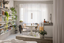 Sp&aacute;lňa už nie je lemovan&aacute; sklenenou tehlovou stenou, ale pokračuje bet&oacute;nov&yacute;m podstavcom v podobe steny na sedenie a z&aacute;vesom, ktor&yacute; nen&aacute;padne naznačuje, že sa nach&aacute;dzame v int&iacute;mnej&scaron;ej časti bytu. FOTO: Matej Hak&aacute;r