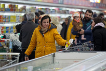 Ľudia nakupuj&uacute; v potravin&aacute;ch v Teher&aacute;ne. FOTO: Reuters