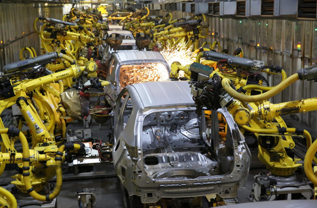 Automobilky hl&aacute;sia ďal&scaron;&iacute; pokles. Ich p&aacute;du maj&uacute; zabr&aacute;niť niž&scaron;ie dane a odvody, o ktor&yacute;ch n&aacute;hle hovor&iacute; aj premi&eacute;r Robert Fico. ILUSTRAČN&Eacute; FOTO: HN/Peter Mayer