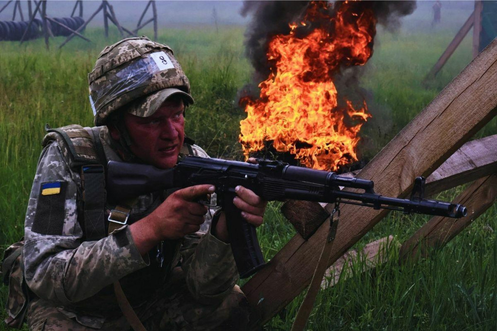 Ukrajinsk&yacute; vojak počas cvičenia. FOTO: Reuters