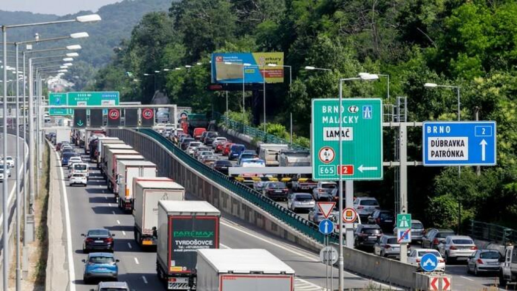 Kami&oacute;ny stojace v kol&oacute;ne pred tunelom Sitina v Bratislave. FOTO: TASR/Dano Veselsk&yacute;