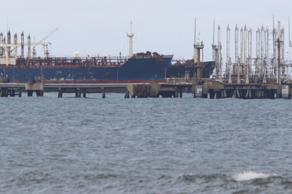 Ropn&yacute; tanker MT Bandra plaviaci sa pod vlajkou Guiney, na ktor&yacute; s&uacute; uvalen&eacute; sankcie, vedľa in&eacute;ho plavidla v termin&aacute;li El Palito neďaleko Puerto Cabello vo Venezuele 29. decembra 2025. FOTO: REUTERS