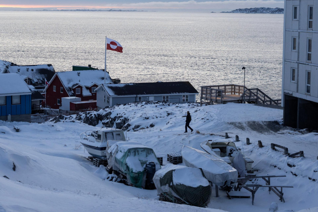 Gr&oacute;nska vlajka veje v hlavnom meste Nuuk. FOTO: Reuters