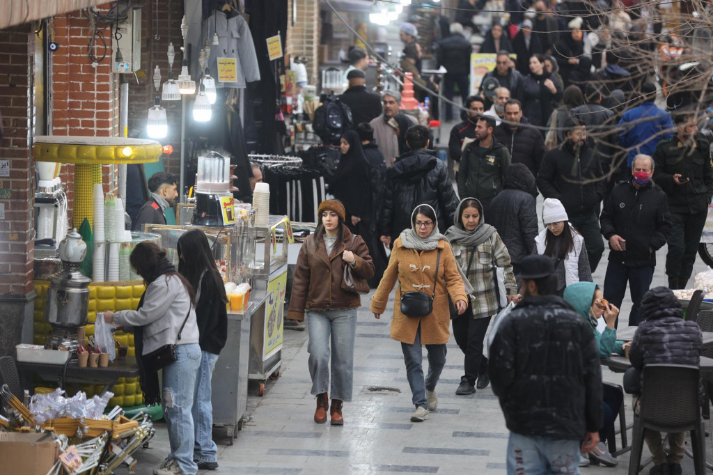 Ľudia kr&aacute;čaj&uacute; po teher&aacute;nskom Veľkom baz&aacute;re 15. janu&aacute;ra 2025. FOTO: REUTERS