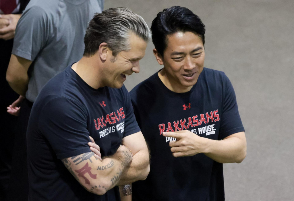 Americk&yacute; minister obrany Pete Hegseth a japonsk&yacute; minister obrany &Scaron;indžir&oacute; Koizumi. FOTO: Reuters