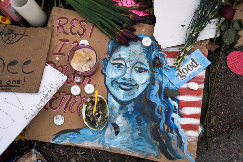 Obraz zobrazuj&uacute;ci Renee Goodov&uacute; pri proviz&oacute;rnom pam&auml;tn&iacute;ku. FOTO: Reuters