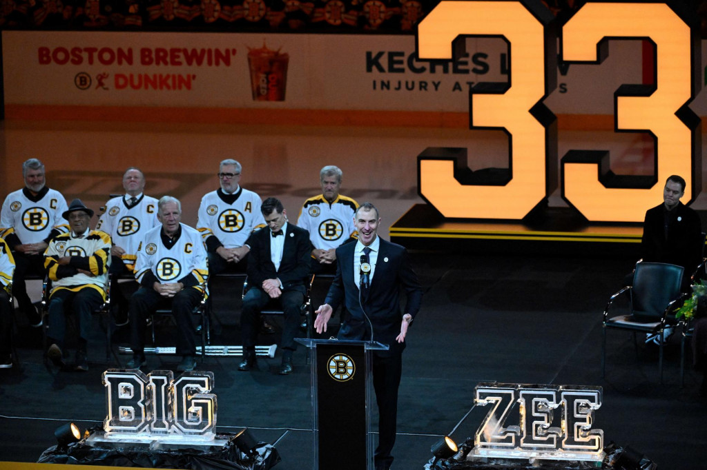 B&yacute;val&yacute; kapit&aacute;n Boston Bruins Zdeno Ch&aacute;ra prehovoril na sl&aacute;vnostnom vyraden&iacute; svojho č&iacute;sla z použ&iacute;vania pred z&aacute;pasom medzi Boston Bruins a Seattle Kraken v TD Garden. FOTO: Reuters/Eric Canha-Imagn Images