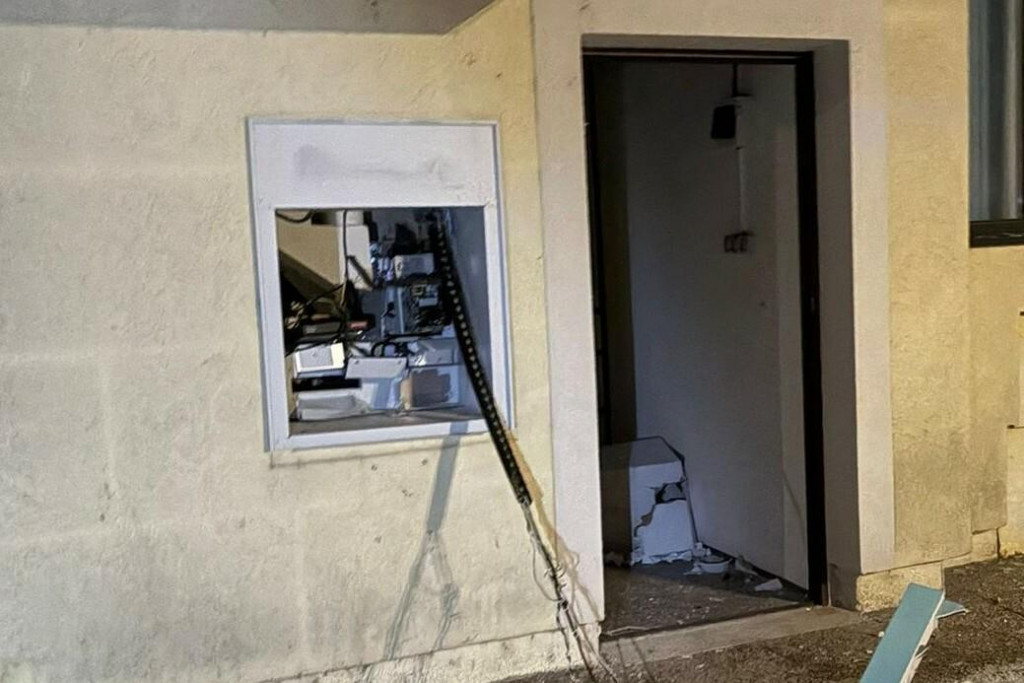 Sn&iacute;mka vybuchnut&eacute;ho bankomatu osaden&eacute;ho v budove obecn&eacute;ho &uacute;radu v obci Z&aacute;vod. FOTO: FB/Pol&iacute;cia SR - Bratislavsk&yacute; kraj