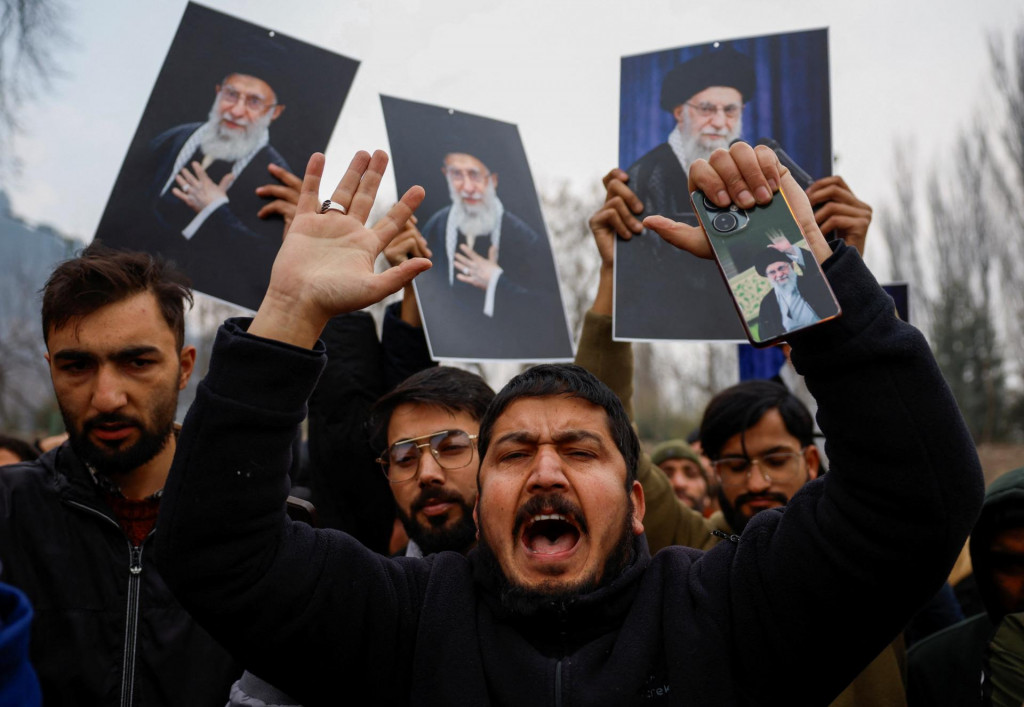Ka&scaron;m&iacute;rski &scaron;iitsk&iacute; moslimovia držia fotografie ir&aacute;nskeho najvy&scaron;&scaron;ieho vodcu ajatoll&aacute;ha Al&iacute;ho Chamene&iacute;ho. FOTO: Reuters