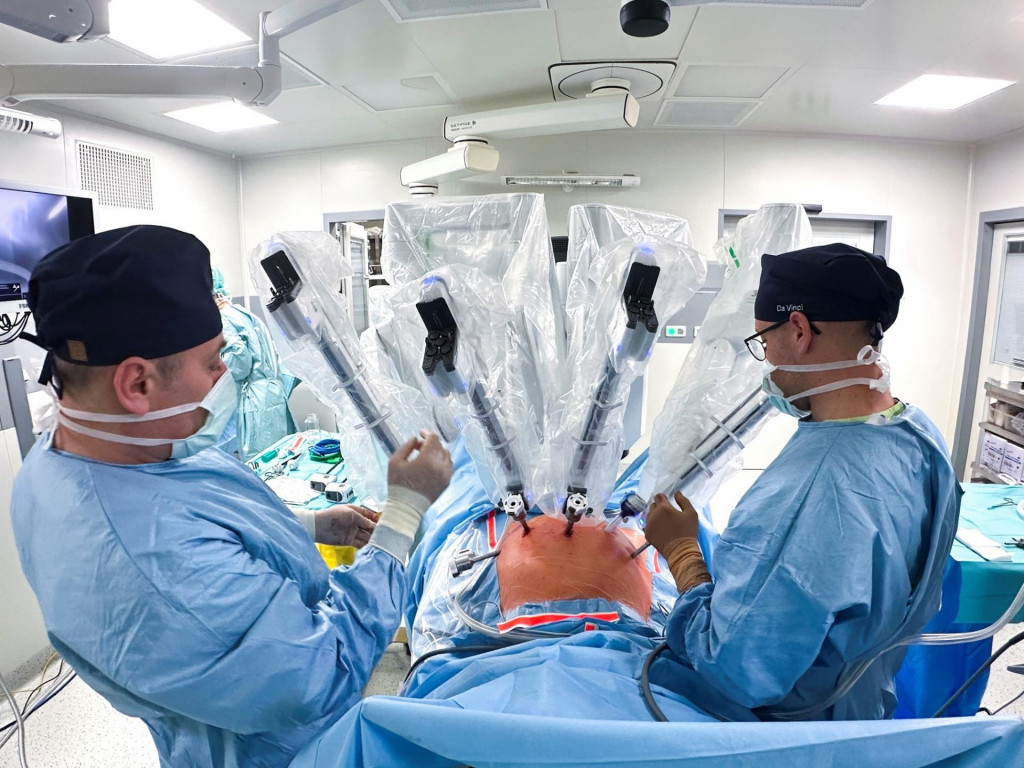 Robotick&yacute; syst&eacute;m je vhodn&yacute; pre takmer v&scaron;etky gynekologick&eacute; bru&scaron;n&eacute; oper&aacute;cie.