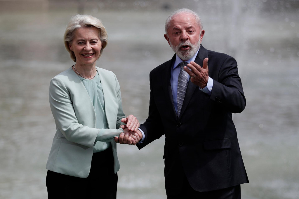 Braz&iacute;lsky prezident Luiz In&aacute;cio Lula da Silva a predsedn&iacute;čka Eur&oacute;pskej komisie Ursula von der Leyenov&aacute;. FOTO: TASR/AP