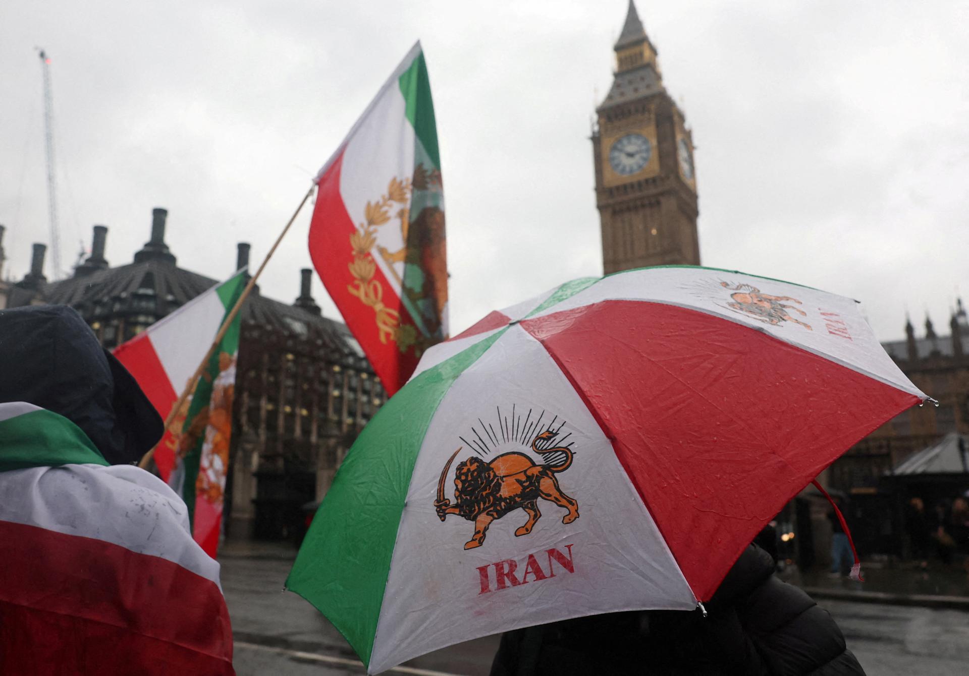 Počas protestov pred iránskym veľvyslanectvom zadržala britská polícia viacero ľudí