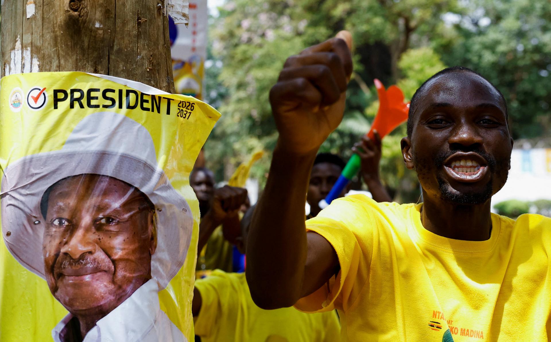 Ugandský prezident Yoweri Museveni zvíťazil vo voľbách s veľkým náskokom. Mandát obhájil už siedmykrát