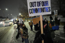 Členovia komunity protestuj&uacute; proti imigračnej a colnej službe (ICE) a žiadaj&uacute; zatknutie Jonathana Rossa, agenta ICE, ktor&yacute; zastrelil Renee Goodov&uacute;, v Hamline Parku v St. Paul v Minnesote. FOTO: REUTERS