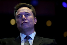 Musk vo svojej žalobe tvrd&iacute;, že OpenAI, ktor&uacute; spoluzaložil v roku 2015 ako neziskov&uacute; organiz&aacute;ciu, sa odklonila od p&ocirc;vodn&eacute;ho poslania zabezpečiť, aby v&yacute;skum umelej inteligencie sl&uacute;žil ľudstvu. FOTO: REUTERS