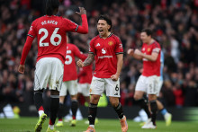 Lisandro Martinez z Manchestru United oslavuje po z&aacute;pase. FOTO: REUTERS